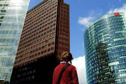 Tres rascacielos de Potsdamer Platz: de izquierda a derecha, los edificios proyectados por Renzo Piano, Hans Kollhoff y Helmut Jahn, este último parte del Sony Center.