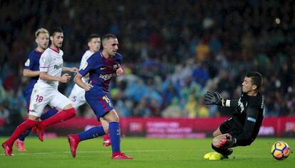 Alcácer marca el primer gol del Barça ante el Sevilla.