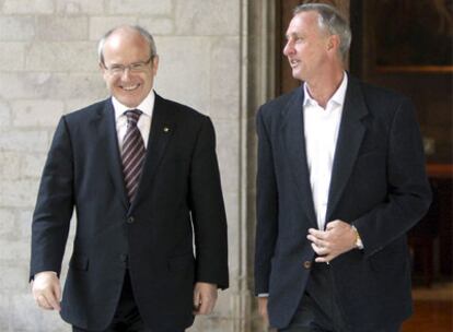 El presidente José Montilla recibió ayer, en plena polémica sobre el Estatuto, a Johan Cruyff, recién nombrado entrenador de la selección catalana de fútbol. El holandés le explicó sus planes con la cantera de la comunidad.