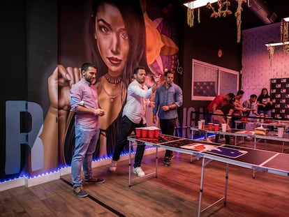 Varios grupos de jóvenes juegan al 'beer pong' en el local de la calle Doctor Fourquet, 20 de Madrid este sábado.