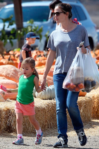 Jennifer Garner con un look informal de la mano de su hija mayor Violet.