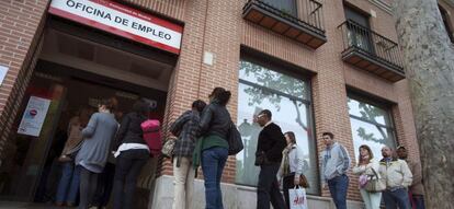 En la imagen, un grupo de personas hacen cola en una oficina del servicio público de empleo en Alcalá de Henares (Madrid).