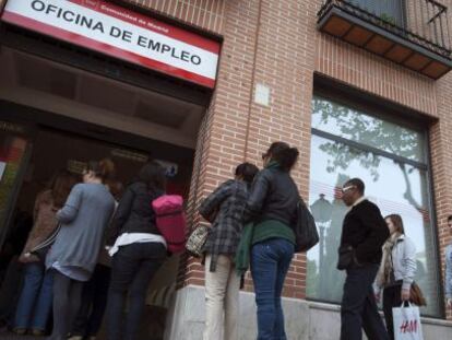 En la imagen, un grupo de personas hacen cola en una oficina del servicio p&uacute;blico de empleo en Alcal&aacute; de Henares (Madrid). 