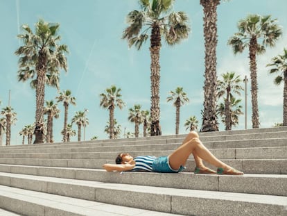Una chica posa en la playa de la Barceloneta (Barcelona).
