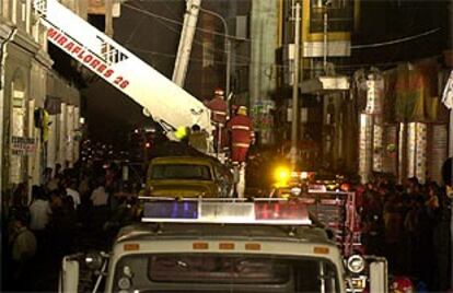 Medio centenar de bomberos trabajan en las tareas de rescate y extinción del fuego.