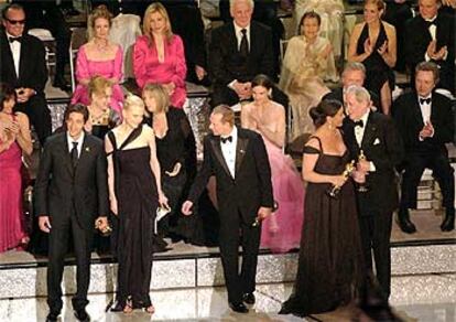 En homenaje a los 75 años de premios Oscar, la Academia ha subido al escenario a un gran grupo de estrellas oscarizadas, a las que se han unido los galardonados de este año.