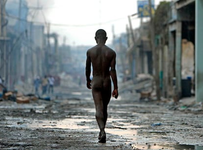 Un joven pasea desnudo por el centro de Puerto Príncipe.