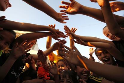 Niñas palestinas celebrando durante un entrenamiento de fútbol en el norte de West Bank el 13 de septiembre.