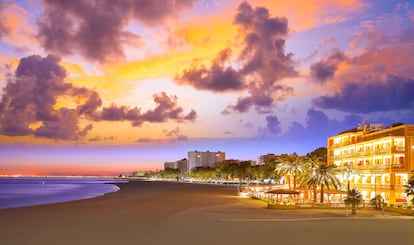 La playa de Benicàssim y, a la derecha, la terraza del restaurante del Hotel Voramar, en la localidad castellonense.