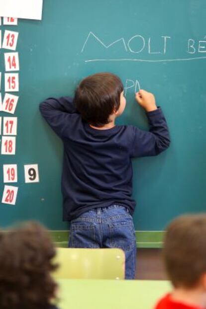 Un alumno del colegio público Cervantes de Valencia.