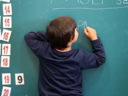 Un alumno del colegio público Cervantes de Valencia.