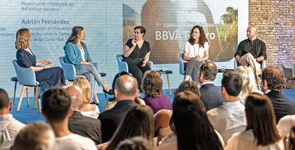La primera mesa redonda de la jornada versó sobre el impacto emocional como motor de reconstrucción y contó con los premiados por proyectos vinculados a la recuperación de la dana y la psicóloga Laura Rojas Marcos.