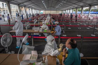 Vista general de las instalaciones para realizar test masivos que está llevando a cabo el Gobierno chino a la población de Pekín, este miércoles. Las autoridades chinas consideran que la aparición de casos directamente relacionados con el mercado mayorista de alimentación de Xinfadi, el principal de la ciudad donde comenzó el rebrote del coronavirus en Pekín, está ya en su "etapa final".