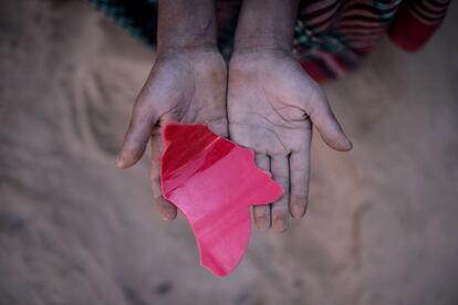 El niño rohingya Khairul Amin, de 6 años, que llegó a Bangladés en septiembre, sostiene un pedazo de plástico que usa como pala para jugar en la arena en el campamento de refugiados de Thankhali en Cox's Bazar.