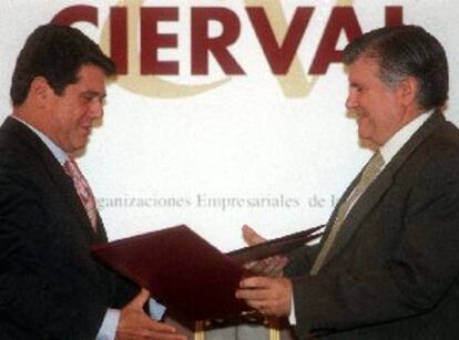 El ministro Federico Trillo (izquierda), ayer, con el presidente de la patronal, Rafael Ferrando.