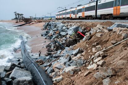 Trabajadores de Adif reparan parte de la vía afectada por el temporal el pasado fin de semana en el Maresme.