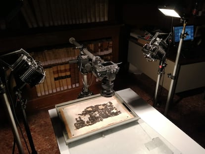 Fotografía técnica de los papiros de Herculano. Imagen cedida por Consiglio Nazionale delle Ricerche