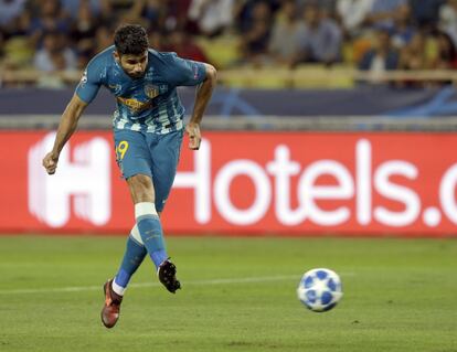 El delantero del Atlético de Madrid Diego Costa anota el primer gol para su equipo y empata el partido.