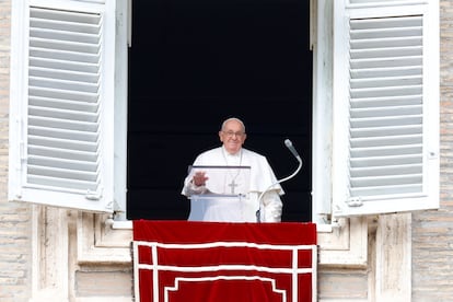 El papa Francisco, durante el rezo del Ángelus desde el Palacio Apostólico Vaticano, este lunes.