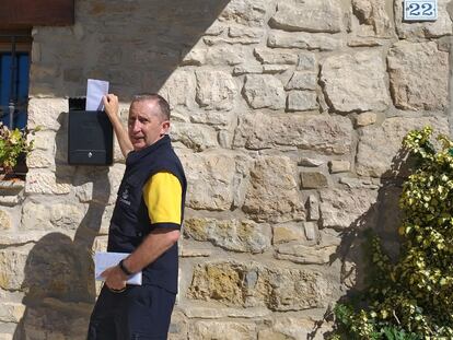 El cartero rural Luis María Aramendia, durante un día de reparto en Ibiricu de Yerri, un pueblo navarro de unos 1.500 habitantes.