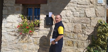 El cartero rural Luis María Aramendia, durante un día de reparto en Ibiricu de Yerri, un pueblo navarro de unos 1.500 habitantes.