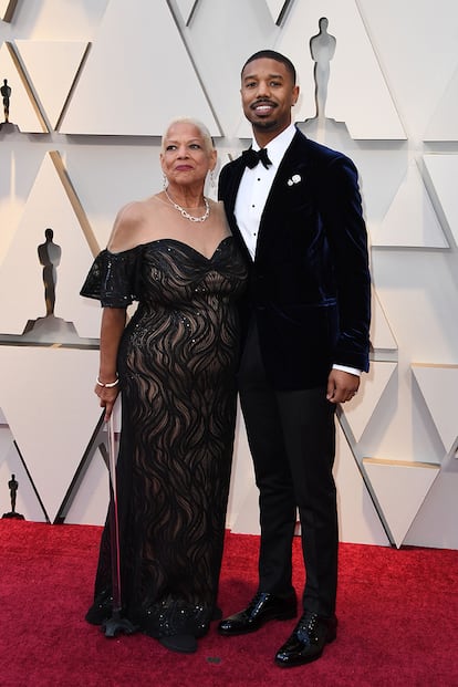 Michael B. Jordan, uno de los actores de Black Panther, acompañado por su madre, Donna Jordan. Él también eligió un traje de terciopelo en color azul.