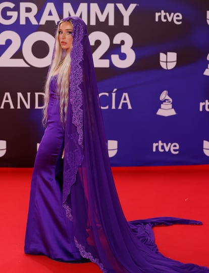 La cantante Lola ?ndigo apost por un vestido de satn morado con una mantilla a juego del dise?ador espa?ol Nicols Montenegro.