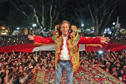 El ex presidente y candidato presidencial peruano Alejandro Toledo durante un mitin de campaña en Huánuco