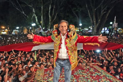 El ex presidente y candidato presidencial peruano Alejandro Toledo durante un mitin de campaña en Huánuco