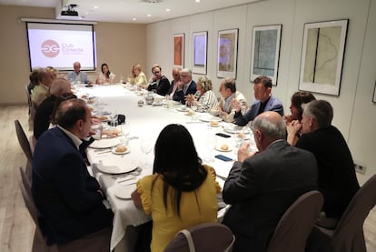 El director general de Mahou San Miguel, Alberto Rodríguez-Toquero, con miembros del Club Conecta.