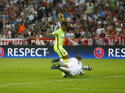 Neymar marca después del pase de Suárez.
