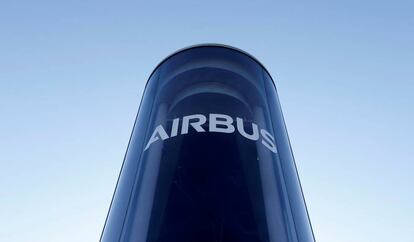 Logotipo de Airbus en el cuartel general de la compañía en Blagnac, cerca de Toulouse.