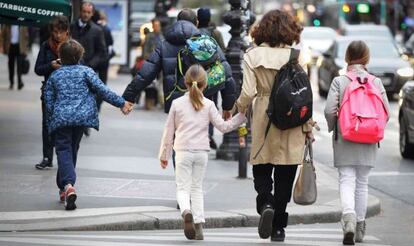 Ni&ntilde;os de primaria vuelven al colegio, este lunes en Par&iacute;s.