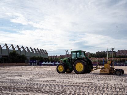 Un tractor en uno de los campos aledaños al estadio José Zorrilla, donde se erige la ciudad deportiva del Real Valladolid.