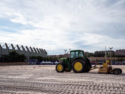 Un tractor en uno de los campos aledaños al estadio José Zorrilla, donde se erige la ciudad deportiva del Real Valladolid.