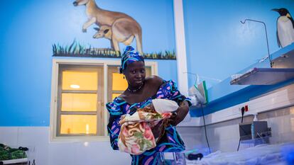 Ramatu, una mujer que sufrió complicaciones en el parto, con su bebé en el hospital de Jahun (Nigeria).