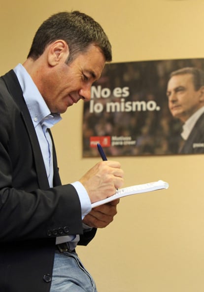 Tomás Gómez antes de una asamblea informativa con los militantes de la Agrupación de Barajas.