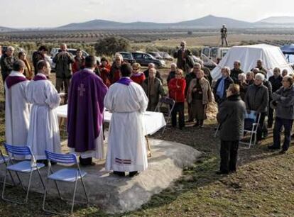 Misa celebrada ayer en el lugar donde se realizó la exhumación.