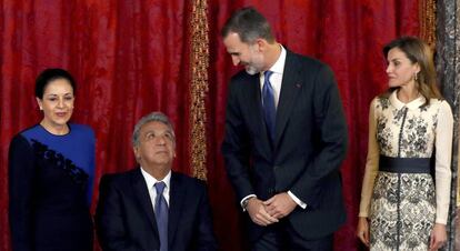 Los Reyes posan este lunes con el presidente de Ecuador, Lenín Moreno, y su esposa, Rocio González.