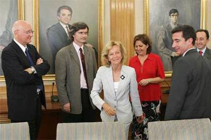 La ministra Elena Salgado, ayer con miembros del Patronato del Centro Nacional de Investigaciones Cardiovasculares.