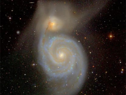 Galaxia Remolino que está destruyendo una galaxia satélite.