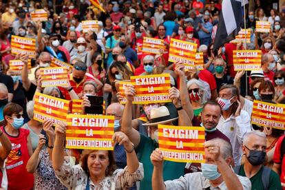 Manifestantes muestran carteles en favor de la independencia durante un acto organizado por la comisión independentista 'Fossal de las Moreras', este sábado.