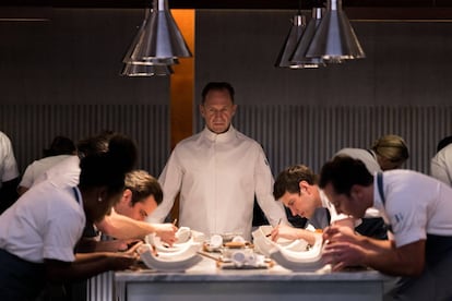 Ralph Fiennes, en un fotograma de la película 'The Menu' (2022).