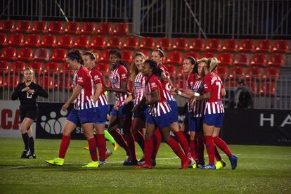 As jogadoras do Atlético de Madri celebrando um gol contra o Levante na Cidade Esportiva Wanda.