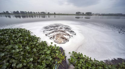 Tubería por la que descarga al río Daleshwar una de las plantas depuradoras de Savar.