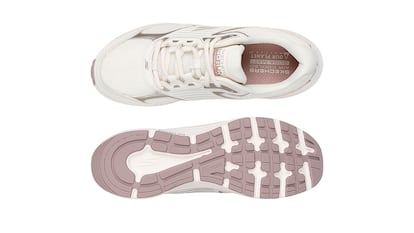 Skechers sobre fondo blanco
