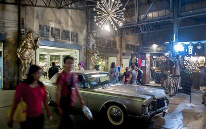 En Talad Rot Fai (mercado del tren, en tailandés), un rastro nocturno de Bangkok.