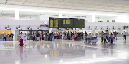 Viajeros en la terminal del aeropuerto de Lanzarote.