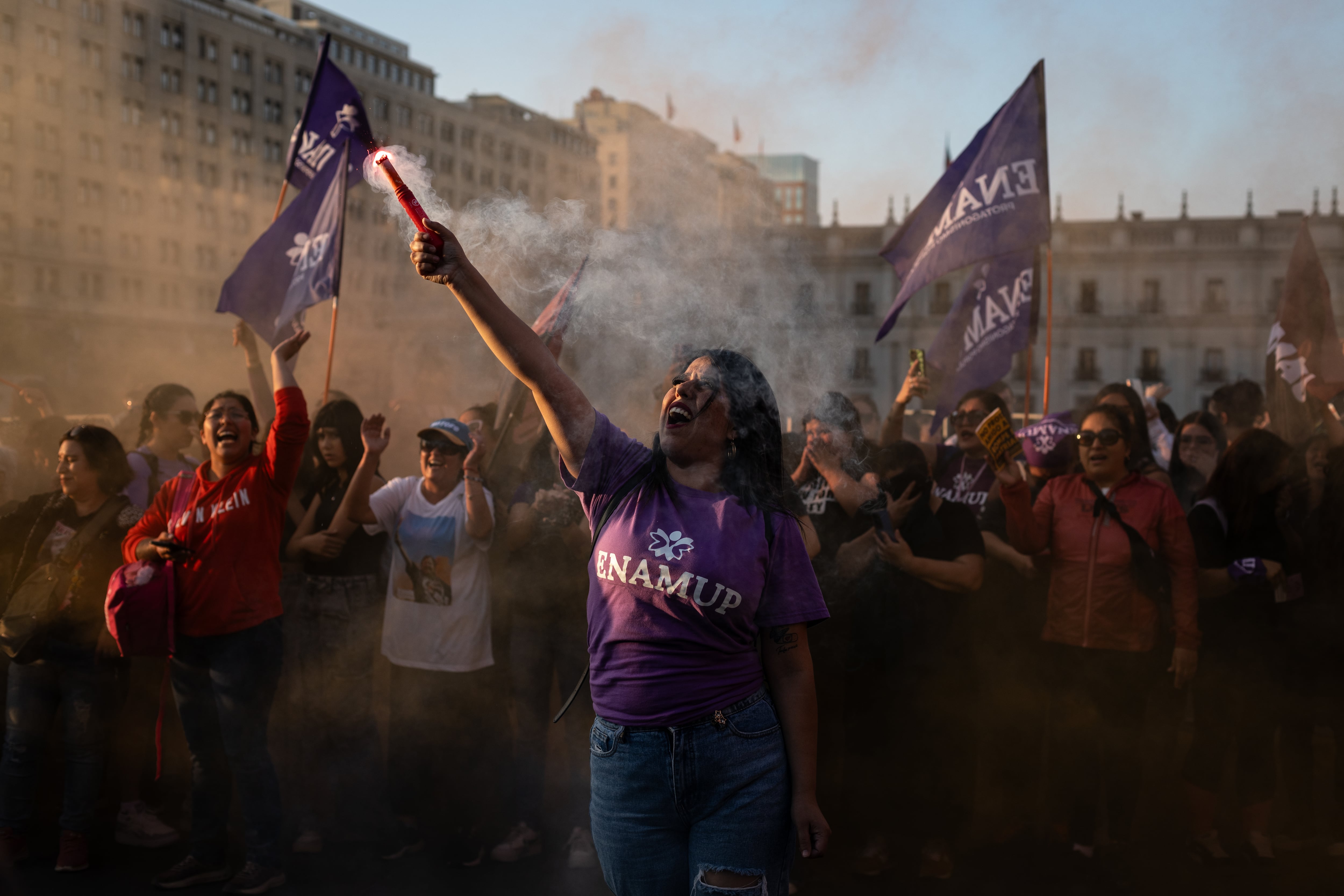 Cientos de mujeres asisten a la marcha por el Día contra la Violencia hacia la Mujer, en Santiago, Chile, el 25 de noviembre de 2025.