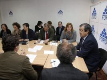 Álvarez-Cascos, durante la reunión de la Comisión Directiva de Foro, celebrada hoy.